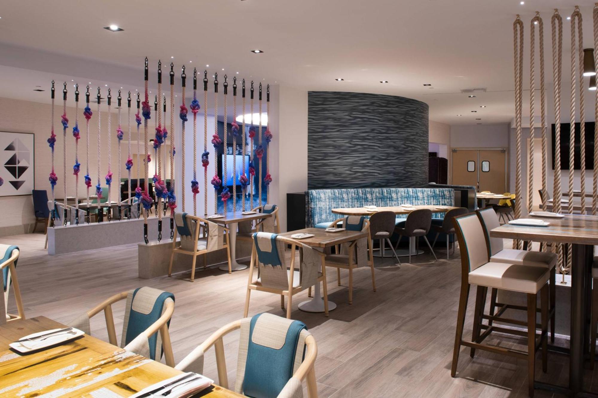 Renaissance Newport Hotel 4*